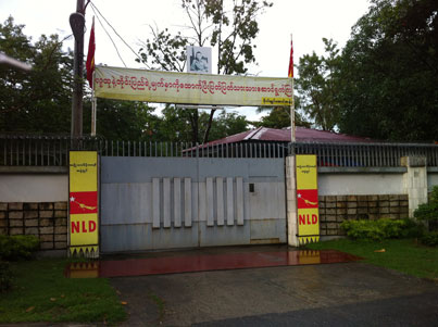Le portail de la maison de Suu Kyi, University Road, Rangoon